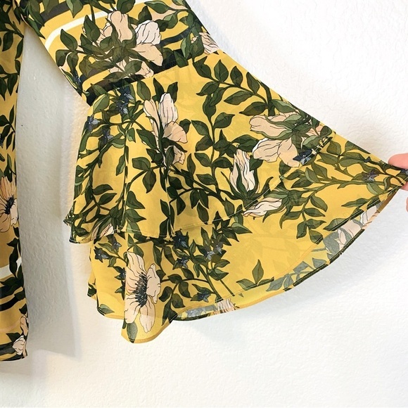CAbi Floral Spring Scene Ruffle Bell Sleeve Blouse Size S - Picture 5 of 8